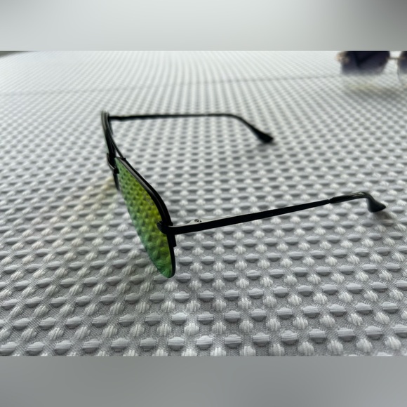 QUAY sunglasses, bundle offer - Picture 3 of 3